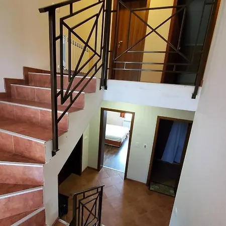 двете къщи в планината Beli Oszam