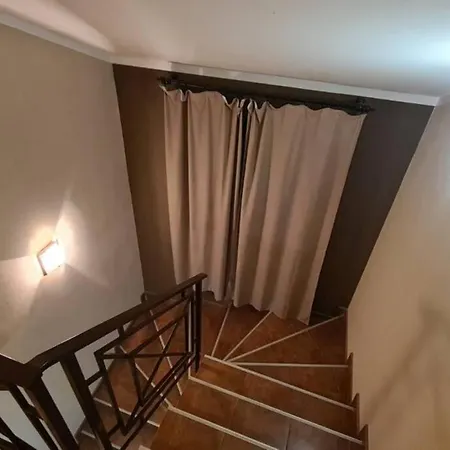 двете къщи в планината Beli Osŭm