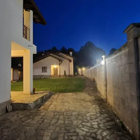 двете къщи в планината Beli Osŭm