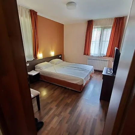 двете къщи в планината Nyaraló