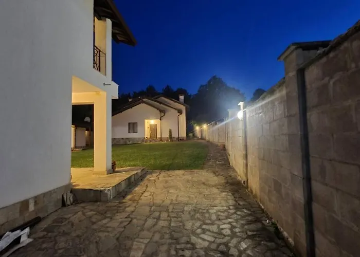 двете къщи в планината Beli Osŭm